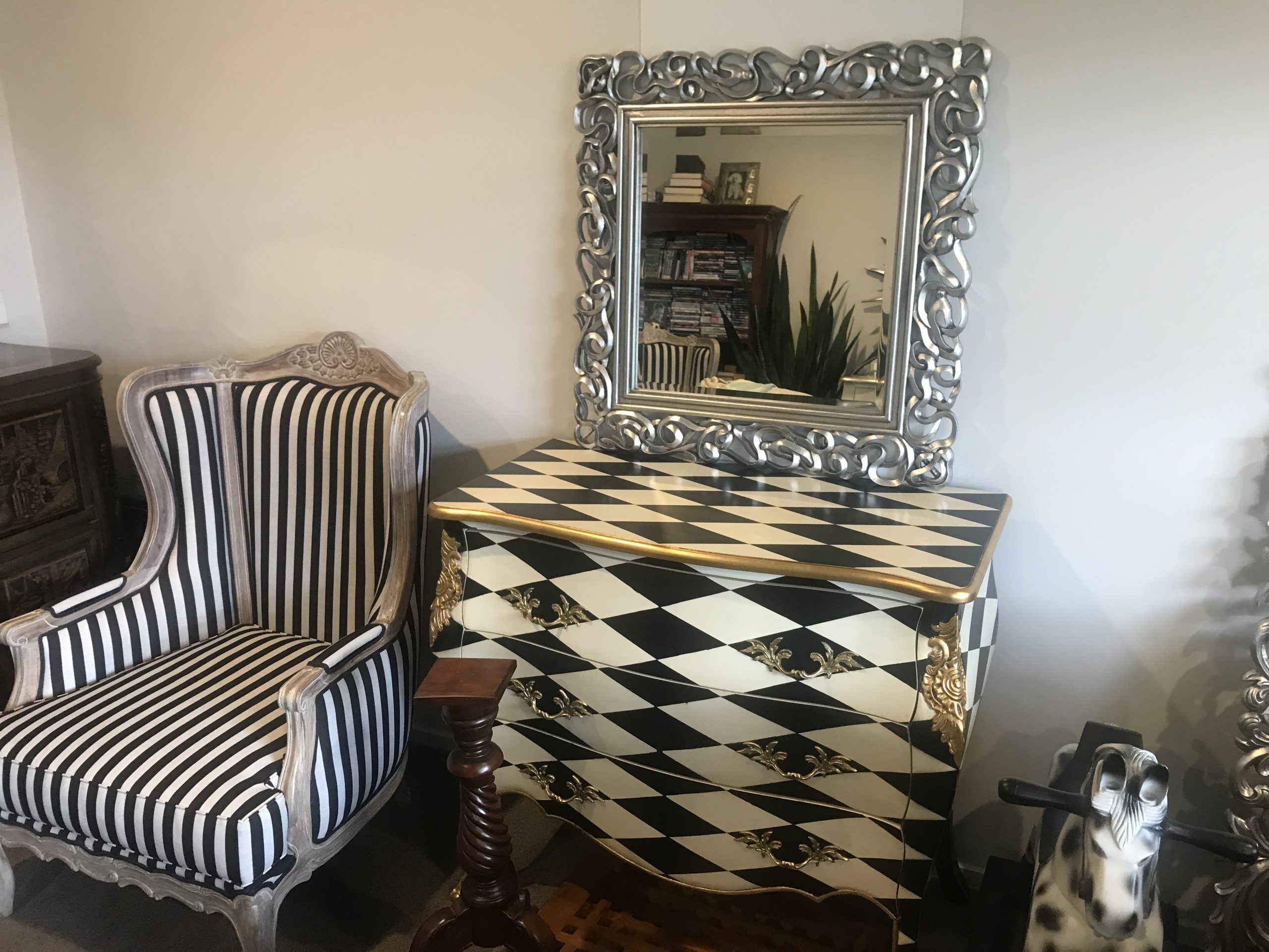 Louis XV Designed Harlequin Commode in black and cream diamond paint finish gold brass handles gilt bronze mounts - Image 5